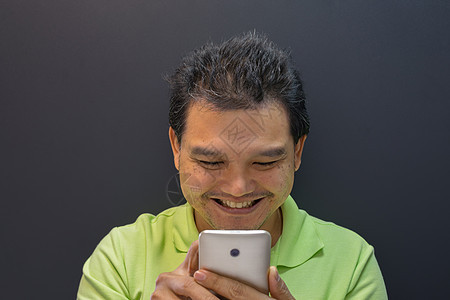 使用智能手机微笑的人成人电话乐趣屏幕男人技术头发互联网喜悦快乐图片