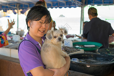 在市场上买海产食品的泰国妇女螃蟹章鱼食物女士收藏海滩宠物销售海鲜城市图片