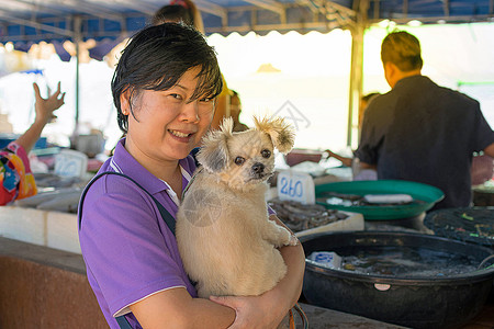 宠物市场在市场上买海产食品的泰国妇女食物乌贼贝类螃蟹街道章鱼海滩销售海鲜宏观背景