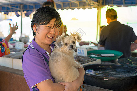 在市场上买海产食品的泰国妇女食物乌贼贝类螃蟹街道章鱼海滩销售海鲜宏观图片