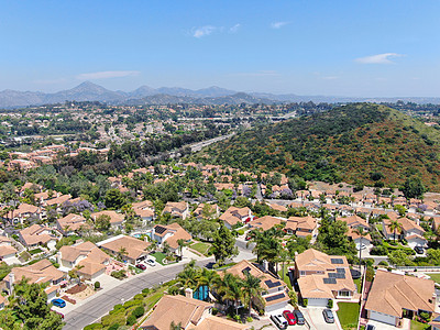 中产阶级邻街与住宅的空中观视图Airview家庭水池城市房子土地富裕人行道景观财产住房图片