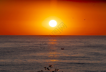 太阳照在海面上橙子天气金子海浪风景天空戏剧性热带反思墙纸图片
