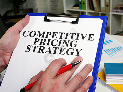 价格策略一名商务人士阅读竞争性定价策略报告背景
