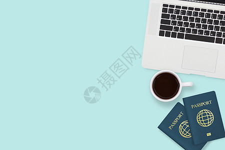 包括两份护照 咖啡杯和电脑笔记本电脑 印有复制空间的面贴蓝色背景 旅行 签证和假期概念图片