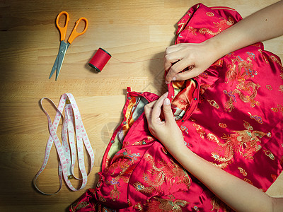 缝制Cheongsam服装 用缝纫设备在裁缝工场缝针头缝制针头图片