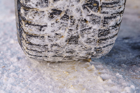 冬天的轮胎 有尖钉和在路上的印记车轮场景金属冻结雪堆安全车辆暴风雪粉末汽车图片