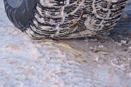 冬天的轮胎 有尖钉和在路上的印记天气暴风雪飓风雪堆汽车粉末国家降雪橡皮风景图片