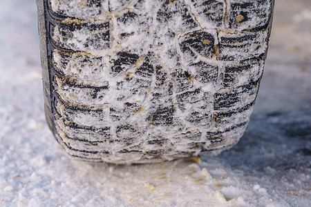 冬天的轮胎 有尖钉和在路上的印记暴风雪雪堆国家汽车飓风车轮安全降雪场景季节图片