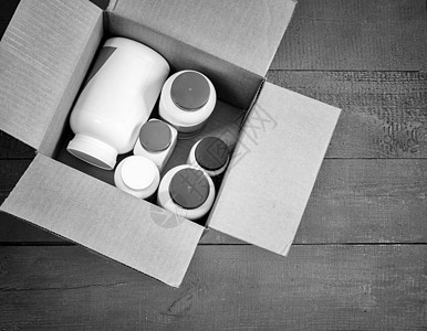 黑白图象纸板盒中的药品和化妆品包装瓶子药店物品香水纸板用品邮包棕色生活方式图片