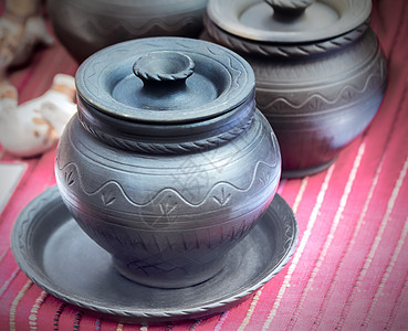 手工制陶瓷餐具在集市出售黏土菜肴季节艺术陈列柜民间城市工匠调子传统图片