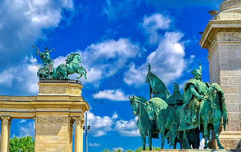匈牙利布达佩斯千年古迹匈牙利布达佩斯纪念碑纪念馆雕塑蓝色雕像地标正方形旅游城市天空图片