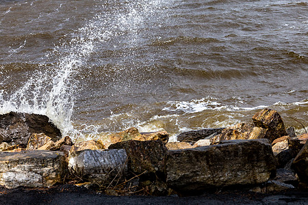 河流波浪撞上岩石图片