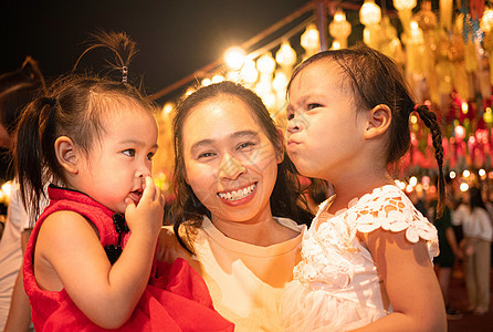 伊彭节晚上 快乐的亚洲家庭站在泰国兰纳灯笼背景的灯光下墙纸庆典圆圈旅行反射节日女儿母亲假期传统图片