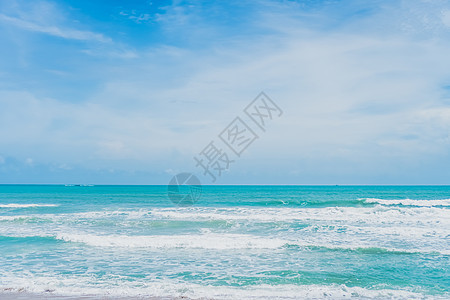 夏季热带自然清洁海滩和白色沙滩 阳光蓝天和散景背景海洋季节天堂晴天墙纸地平线天空蓝色海浪假期图片