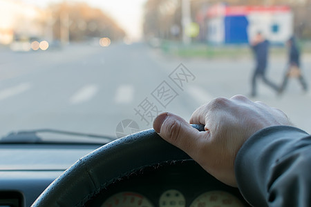 男人的手在方向盘上驾驶街道路口控制车轮交通沙龙通道司机汽车图片