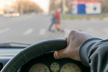 男人的手在方向盘上运输行人汽车通道速度车轮控制路口车辆司机图片