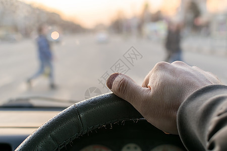 男人的手在方向盘上城市控制通道路口驾驶司机速度街道运输车辆图片