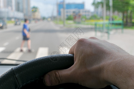 男子手在汽车方向盘上通道城市街道男人速度车辆交通旅行运输车轮图片