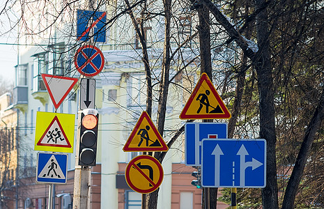 交通标志 修理交通灯附近的公路;以及图片
