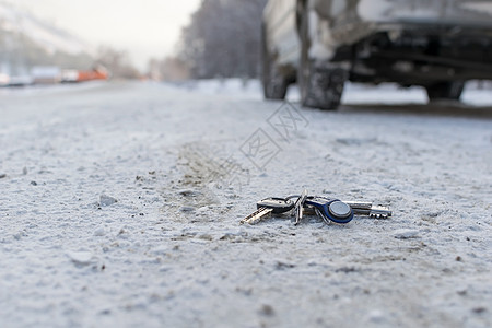 路边一堆钥匙失落 就躺在路边时间环境路面汽车季节驾驶沥青说谎小路运输图片