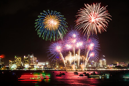 喜庆的五颜六色的烟花在夜景中照亮了城市上空 为节日和庆典背景烟火假期天空嘉年华墙纸派对新年焰火展示念日图片