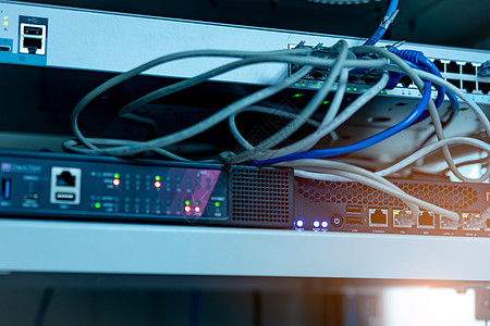 数据中心的以太网电缆和网络开关 无线插件金属局域网电脑供应商办公室服务器蓝色控制板架子数据库图片