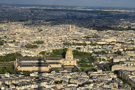 从法国埃菲尔铁塔对巴黎的空中观察建筑学街道天空历史性地平线城市首都场景观光蓝色图片