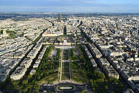 从法国埃菲尔铁塔对巴黎的空中观察蓝色假期全景天线房子建筑景观历史性天空场景图片