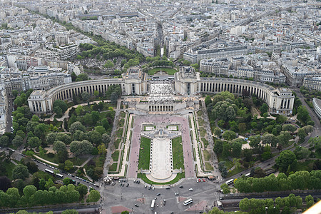 从法国埃菲尔铁塔对巴黎的空中观察建筑地平线城市历史性蓝色景观公园全景天线吸引力图片