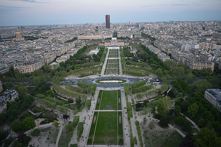从法国埃菲尔铁塔对巴黎的空中观察首都吸引力建筑公园景观地标建筑学蓝色纪念碑全景图片