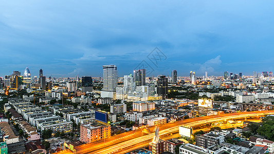 长期接触的夜间道路的城市风景和灯光外贸木板摩天大楼车辆小径街道横幅场景速度驾驶背景图片