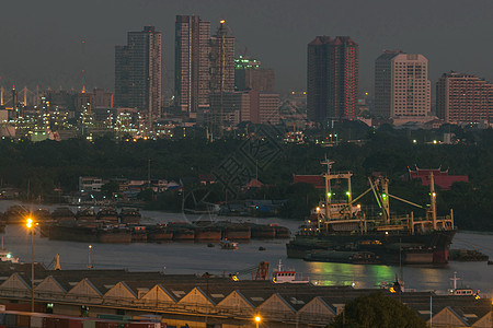 曼谷市与港口的夜空中码头踪迹蓝色建筑旅行旅游天空市中心交通公寓图片