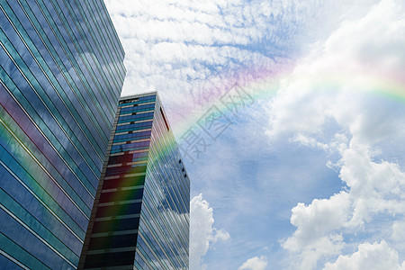 带彩虹的玻璃建筑图片