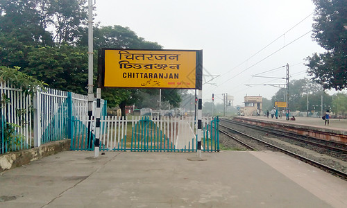 火车站服务于印度贾坎德邦的郊区 站与印度南亚太平洋地区的大都市区相连 2019 年 8 月金属铁路街道城市建筑外观广告牌轨道游客图片