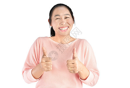 美丽的亚洲年轻女性的笑容快乐 她为成功而举起拇指 在白色背景中孤立无援微笑女士商业技术电话工作女孩时间喜悦图片