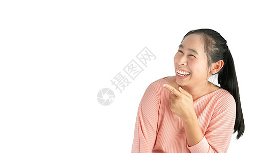 快乐的亚洲妇女微笑地笑着 用手指指向空旷的空间 孤立在白色背景上图片
