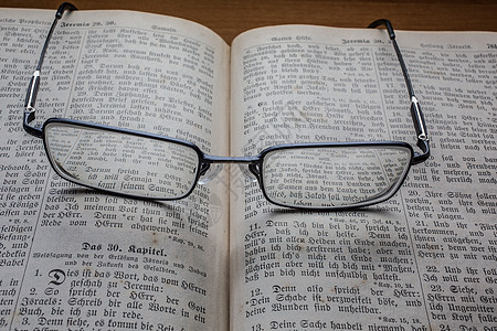 书上的眼镜作为放大镜白色镜片黑色光学阅读字体信件高跟鞋教育框架图片