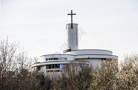 现代基督教教堂作为一个圆顶福音白色祷告宗教虔诚教会树木灌木大厅天空图片