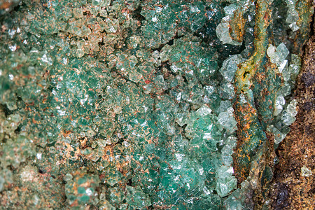 希腊的阿达宁晶体水晶石头岩石绿色矿物学棕色荧光宏观矿物质图片