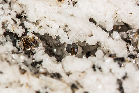 石英岩石上的阿纳塔斯和溪水岩氧化钛氧化物白色棕色宏观地质学矿物学岩石矿物质水晶图片