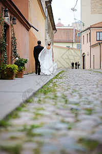 新娘和新郎离家出走橙子石头夫妻裙子街道男性灯笼女士男人女性图片