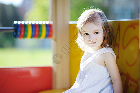 可爱的小女孩 在户外画像操场幸福喜悦裙子女儿孩子享受乐趣太阳女性图片