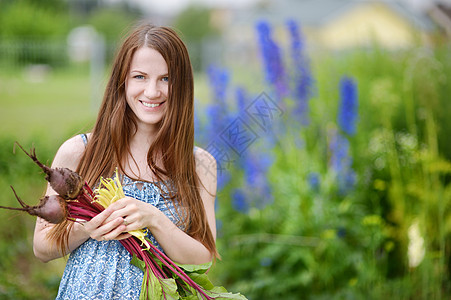 携带新鲜蔬菜的年轻美容女子图片