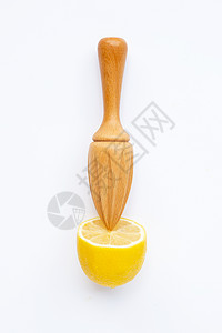 白色背景的鲜柠檬和木汁机精油水果圆圈食物温泉饮食团体热带生长果汁背景图片