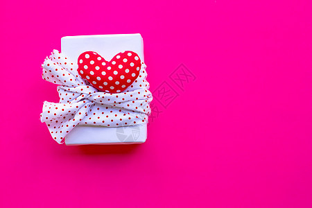 情人节礼物盒在粉红色的背景 顶视图图片