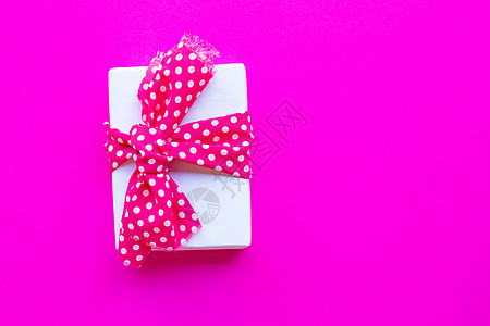 情人节与粉红色背景中的礼品盒邀请函海报庆典卡片礼物假期纸屑销售木头插图图片