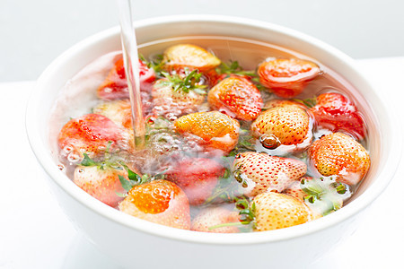 草莓泡在水里 在白色洗涤新鲜水果饮食果汁生长农民美食花园植物胡椒农场插图图片