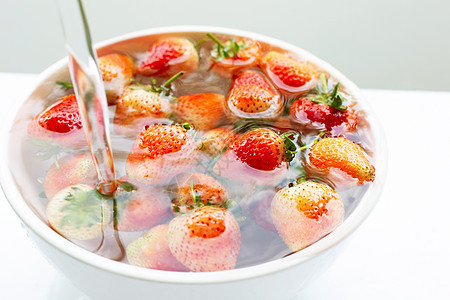 草莓泡在水里 清洗新鲜水果 在白色饮食厨房食物美食篮子烹饪农民农场花园生长图片
