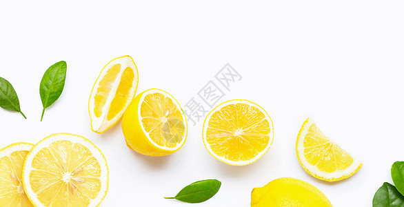 白色背景上孤立的新鲜柠檬和有叶子的切片图片