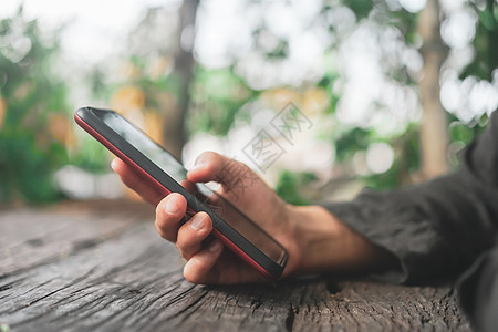 人们手持智能手机 并模糊的咖啡馆店面背景女性用户视频电话警报社交网络女士社论网络商业图片